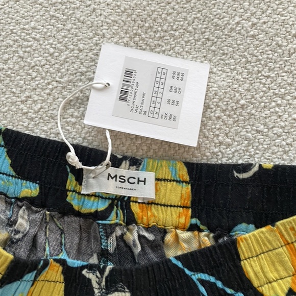 MACH lemon high waste shorts - Picture 2 of 3